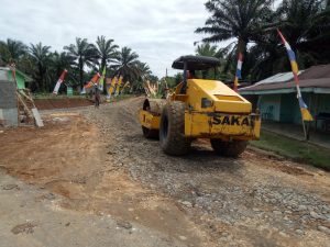Kerahkan Alat Berat Untuk Pengerasan Jalan TMMD di Desa Bukitberingin