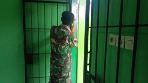 Pos Kamling Program TMMD Tahap Pemasangan Terali Pintu