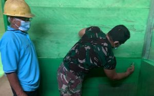 Program Bedrum, Anggota Satgas TMMD dan Warga Cat Rumah Milik Supriyanto