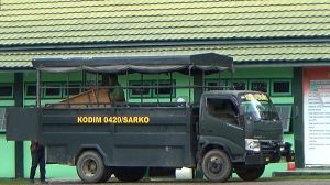 Staf Logistik Kodim Sarko Dukung Kesiapan Jelang Tutup TMMD di Bukitberingin