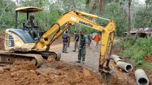 Perlancar Saluran Air, Satgas Pasang Gorong–Gorong Gunakan Alat berat