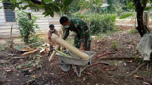 Disela Kesibukannya, Anggota Satgas Sempatkan Membantu Warga Bawakan Pakan Ternak