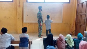Bekali Ilmu Agama Sejak Dini, Satgas TMMD Kodim Sarko Ajari Anak Desa Mengaji