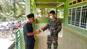 Satgas TMMD 111 Bagikan Masker Kepada Jamaah Sholat Jum’at