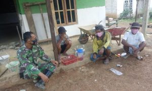 Sambil Nikmati Secangkir Kopi, Anggota Satgas Edukasi Warga Akan Bahaya Karhutla