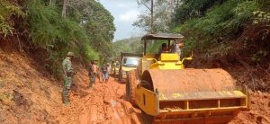 Truk Material Terperosok, Satgas TMMD Bantu Tarik Dengan Alat Berat