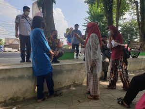 Sembari Berbagi Makan Siang, Satpol PP Kota Jambi Dengarkan Curhat Pedagang