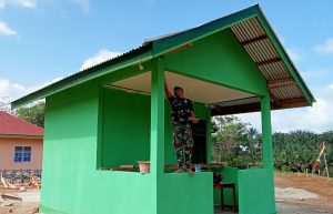 Satgas TMMD Rapihkan Cat Plafon Poskamling