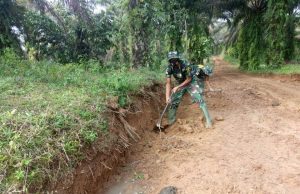 Lancarkan Saluran Air, Satgas TMMD Bersihkan Tumpukan Tanah