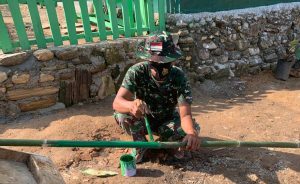 Satgas TMMD Juga Buatkan Tiang Bendera di Rumah Herman