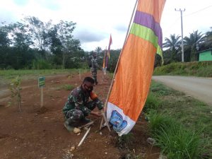 Anggota Satgas di Bukitberingin Mulai Pasang Umbul Umbul Sambut Penutupan TMMD