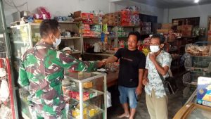 Warung pun Menjadi Sasaran Satgas TMMD di Bukitberingin Bagikan Masker