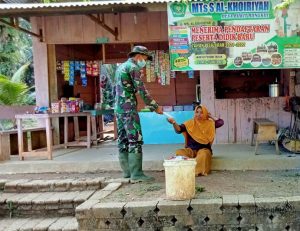 Peduli Keselamatan Warga, Anggota Satgas TMMD Bagikan Masker