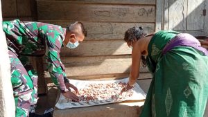 Anggota Satgas TMMD Bantu Bu Pingah Jemur Pinang