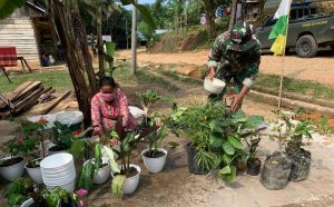 Satgas TMMD Percantik Halaman Rumah Warga Dalam Program Bedrum