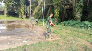 Anggota Satgas TMMD Rapihkan Lapangan Voli Sebagai Sarana Olahraga Pemuda Bukitberingin