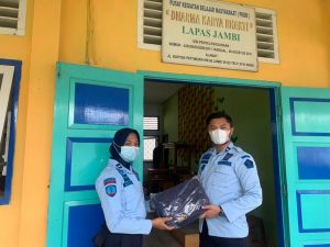 Lapuanja Bagikan Baju Hasil Karya WBP ke Lapas Kelas IIA Jambi