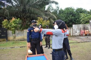 Perkuat Pembinaan Mental, Pegawai Lapuanja Latihan Menembak