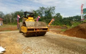 Satgas TMMD Kerahkan Alat Berat Untuk Percepat Pengerasan Badan Jalan