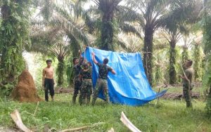 Satgas TMMD Bantu dirikan Tenda Tempat Tinggal Warga SAD