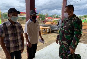 Sukseskan Penutupan TMMD, Satgas Libatkan Warga Untuk Menyiapkan Sarana Pendukung