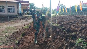 Agar Tidak Tergerus Air Hujan, Satgas TMMD Buatkan Parit di Sekeliling Posko