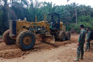 TMMD Kodim 0420/Sarko Juga Bantu Pelebaran Jalan Desa Bukitberingin