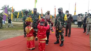 Kedatangan Tim Wasev TMMD di Bukitberingin Disambut Dengan Tarian Adat Selamat Datang