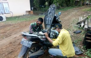 Satgas TMMD Bantu Memperbaiki Motor Kadus