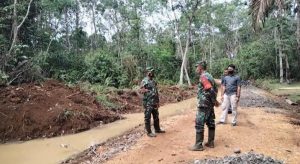 Dansatgas TMMD Tinjau Jalan Tergenang Air