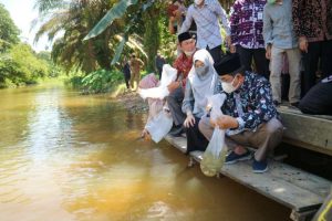 Hari Lingkungan Hidup Sedunia, Bupati Tanjab Barat Tabur Benih Ikan