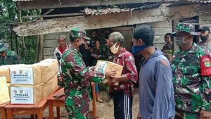 Tim Wasev Bagikan Sembako Kepada Warga SAD Dilokasi TMMD