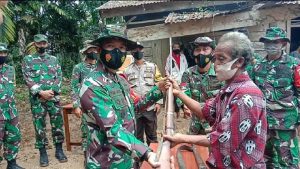 Terima Senjata Api Rakitan, Dansatgas TMMD : Bukti Tumbuhnya Kesadaran Warga SAD