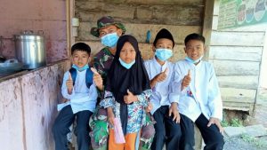 Ingat Keluarga Di Rumah, Anggota Satgas TMMD Jalin Keakraban Dengan Anak-anak