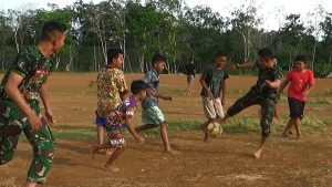 Manfaatkan Waktu Luang, Satgas TMMD Bermain Sepak Bola bersama Anak Desa