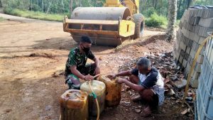 Satgas TMMD 111 Bantu Isi BBM Alat Berat