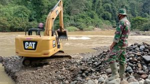 Satgas TMMD Ambil Sirtu di Sungai Untuk Peningkatan Jalan