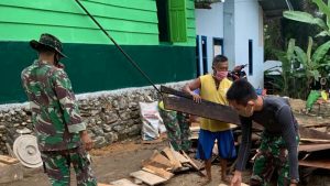 Pekarangan Rumah Herman Sudah Mulai Dirapihkan Satgas