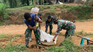 Satgas Siapkan Tanah Untuk Timbun Lantai Dapur Sebelum di Cor
