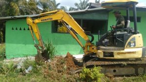 Halaman Belakang PAUD Tunas Berkembang Juga Dirapihkan Satgas