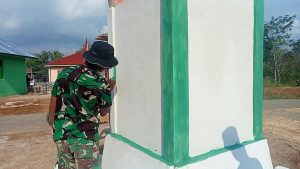 Tugu Prasasti TMMD dalam Proses  Pengecatan