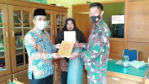 Bersinergi Dengan TMMD Kodim Sarko, Kemenag Merangin Salurkan Bantuan Al Qur’an dan Ambal