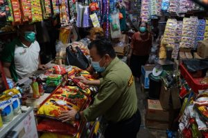 Blusukan Sekitaran Rumdis, Gubernur Jambi Ajak PKL Taat Prokes dan Berikan Paket Bantuan