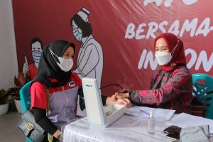 JNE Jambi Vaksinasi Ratusan Karyawan dan Warga, Serta Mengajak Donasi Tabung Oksigen