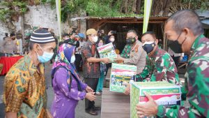 Pangdam II/Sriwijaya Bersama Kapolda Sumsel Distribusikan Bansos Kepada Masyarakat yang Terdampak Covid-19