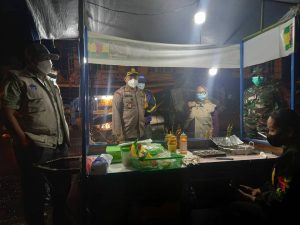 Tertibkan Pelaksanaan PPKM, Dandim Tanjab Borong Dagangan dan Bagikan Sembako