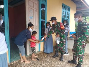 Satgas Yonif 144/JY Sosialisasikan Prokes dan Bagikan Masker Warga di Perbatasan