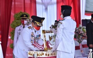 Maulana Pimpin Upacara Penurunan Bendera HUT Ke-76 RI