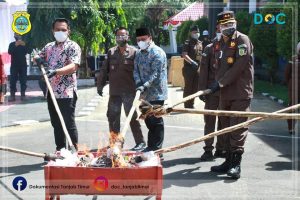 Wabup Hadiri Pemusnahan Barang Bukti di Kejari Tanjab Timur
