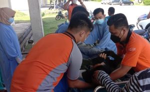 Diduga Setir ‘Ngejem’ Dump Truck Nyeruduk Pengendara Motor